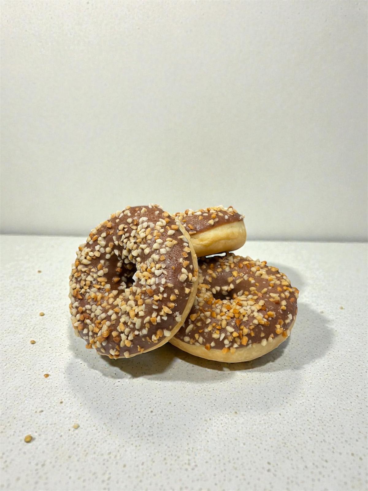 Donut cu ciocolată și alune